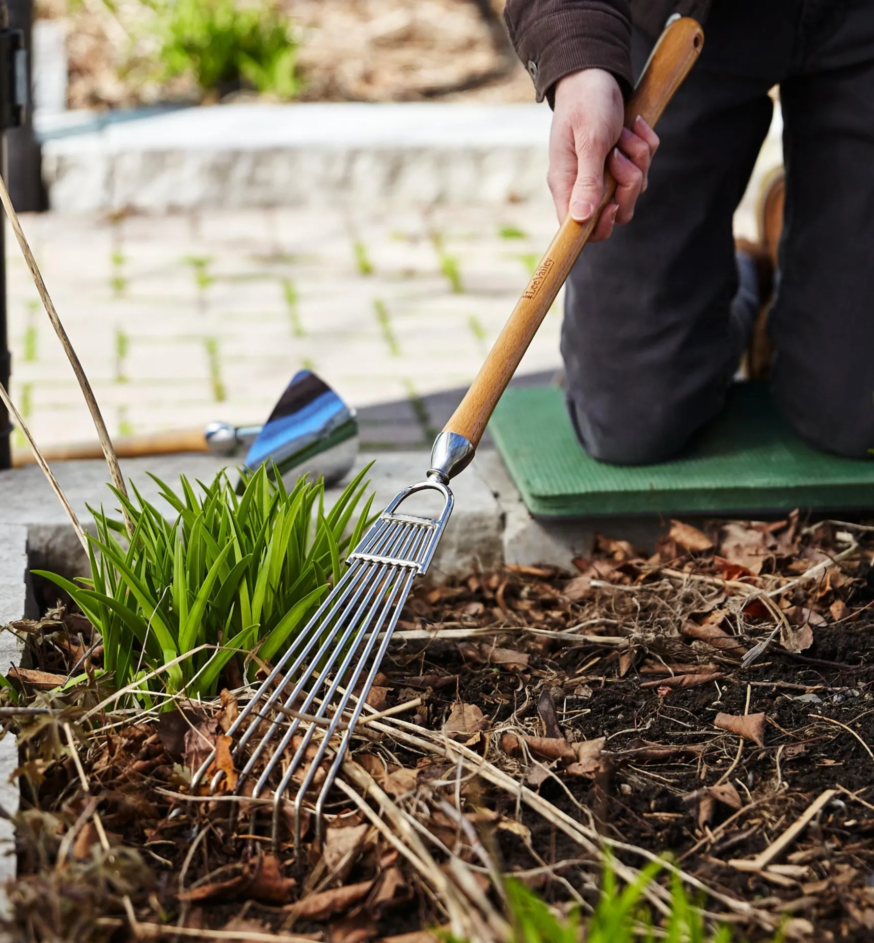 Discount Mid-Length Bed Rake Rakes