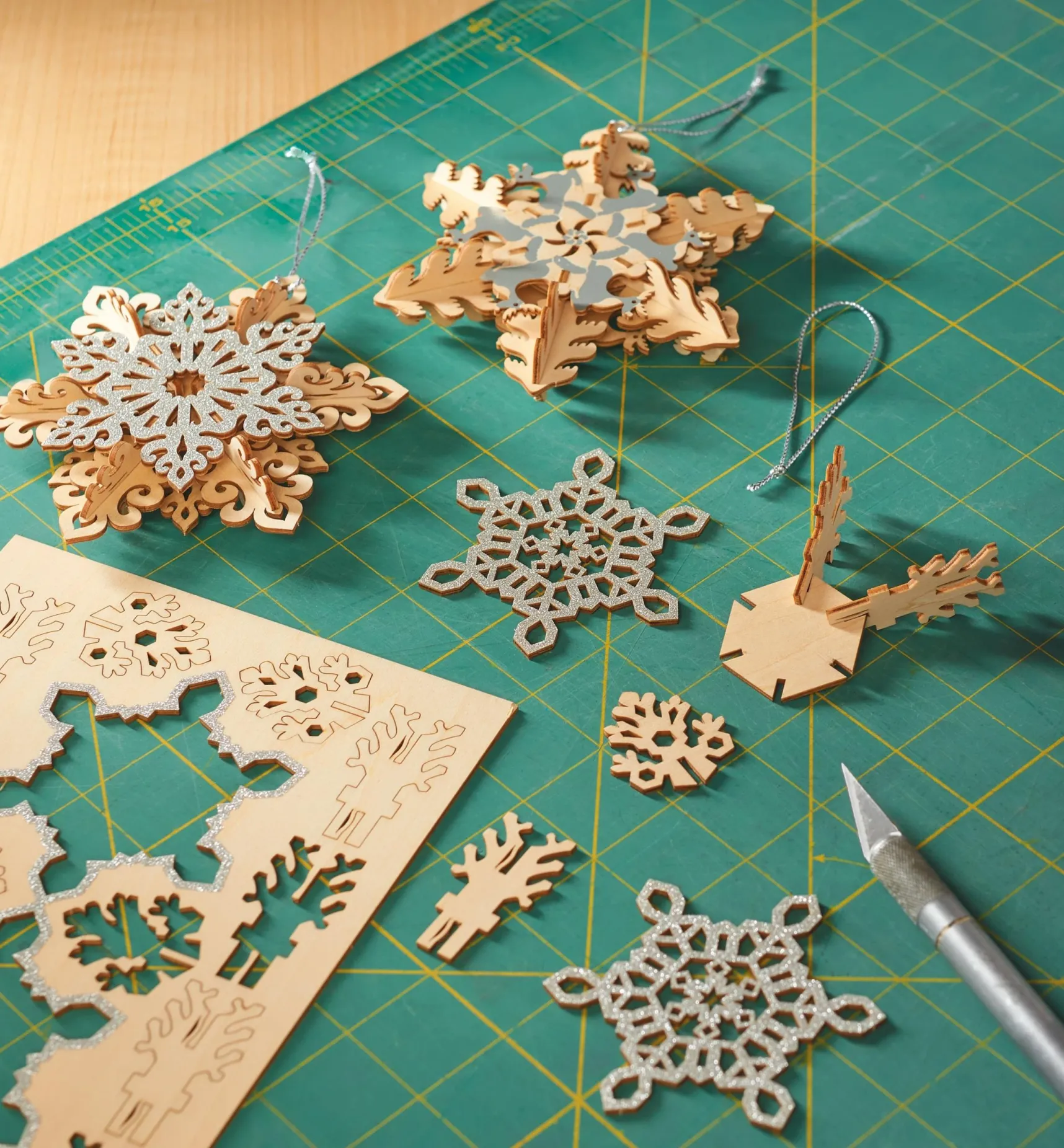 Discount Wooden Snowflake Ornaments Kit Décor